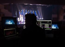 L'équipe de TURBINE finit les derniers ajustements des projections sur scène en prévision du Gala de l'ADISQ 2015. 